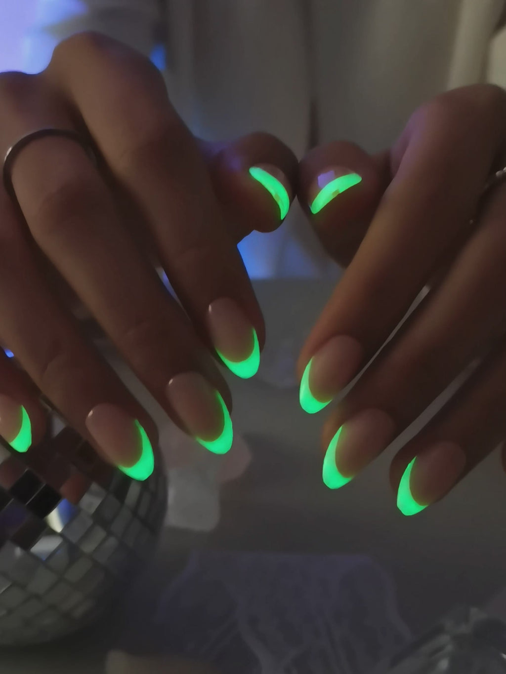 White French Tip Press on Nails Almond product video | XNFS263(MH-3)