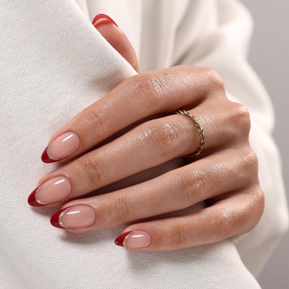 Rouge Muse Francesa en burdeos — Almendra corta vista del producto en la mano 2 | SHANGMENG®