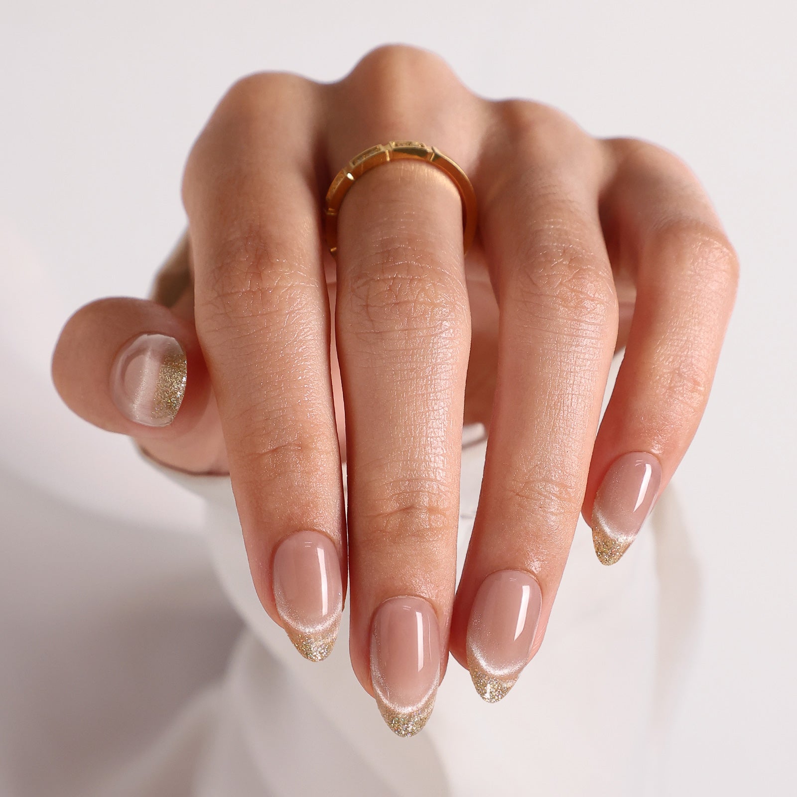 Smile & Shine French Cat Eye Short Almond Press-On Nails hand model detail | SHANGMENG®