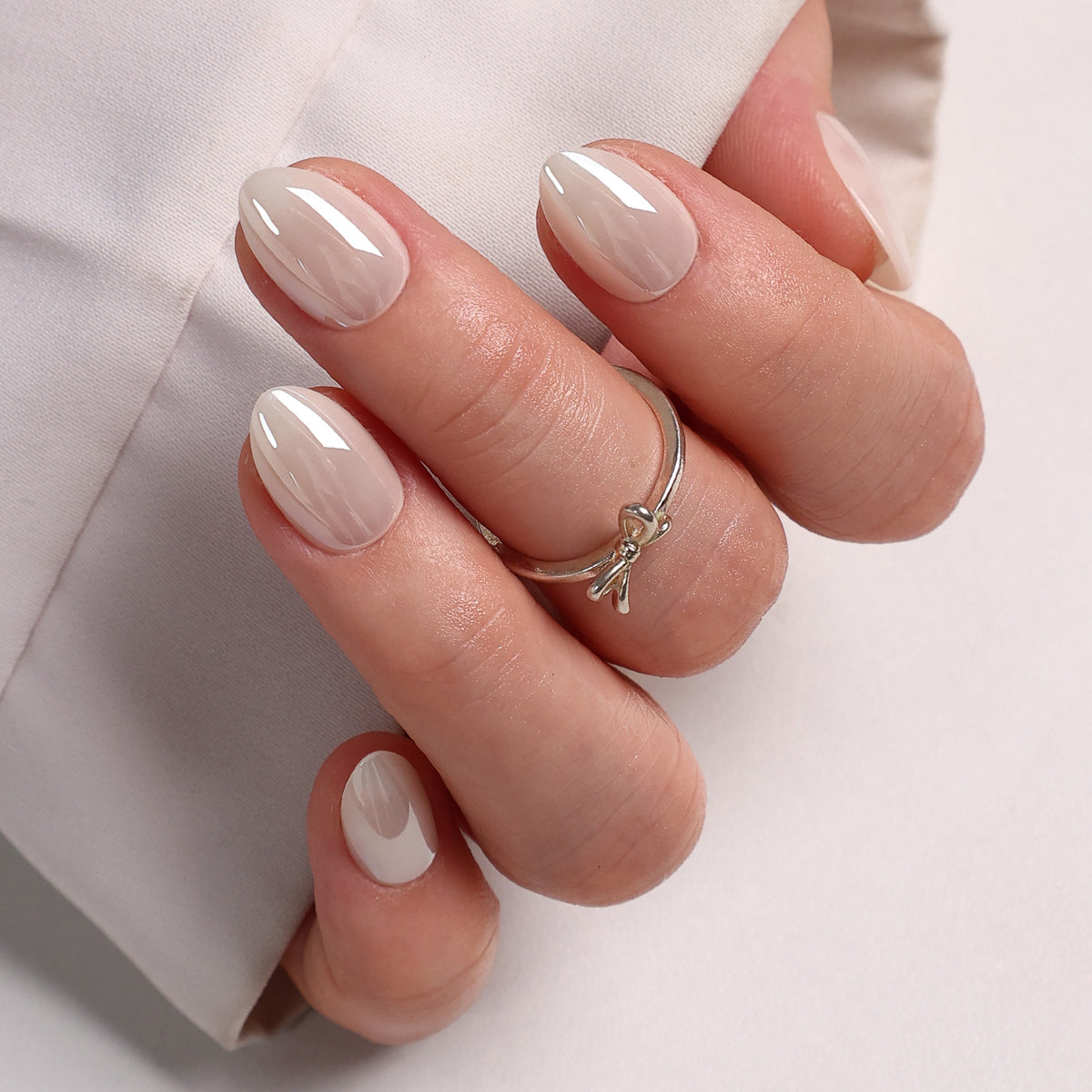 White Mirror Chrome Extra Short Almond Press-On Nails finish close-up on hand | SHANGMENG®