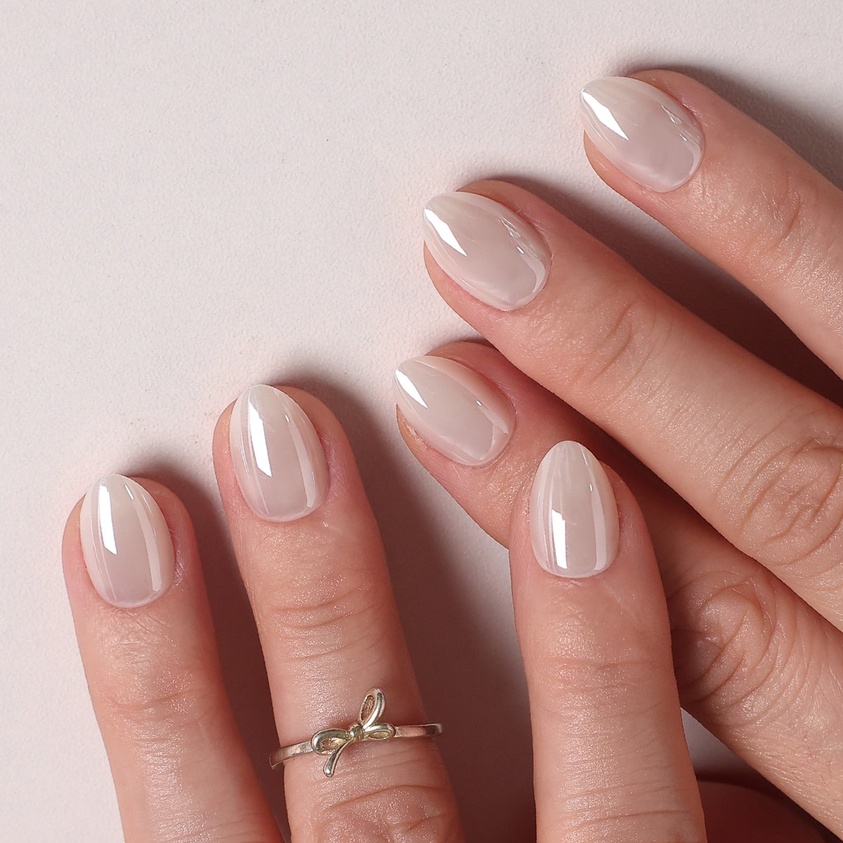 White Mirror Chrome Extra Short Almond Press-On Nails hand model detail | SHANGMENG®