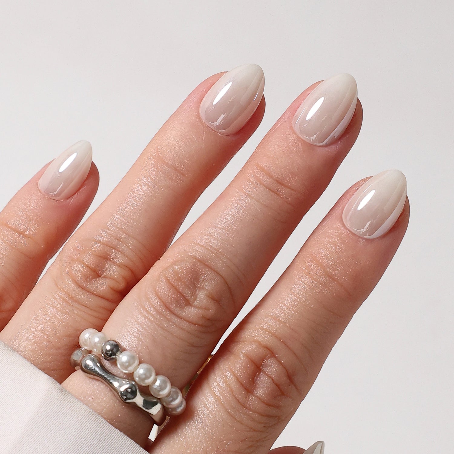 White Mirror Chrome Extra Short Almond Press-On Nails main hand model view | SHANGMENG®