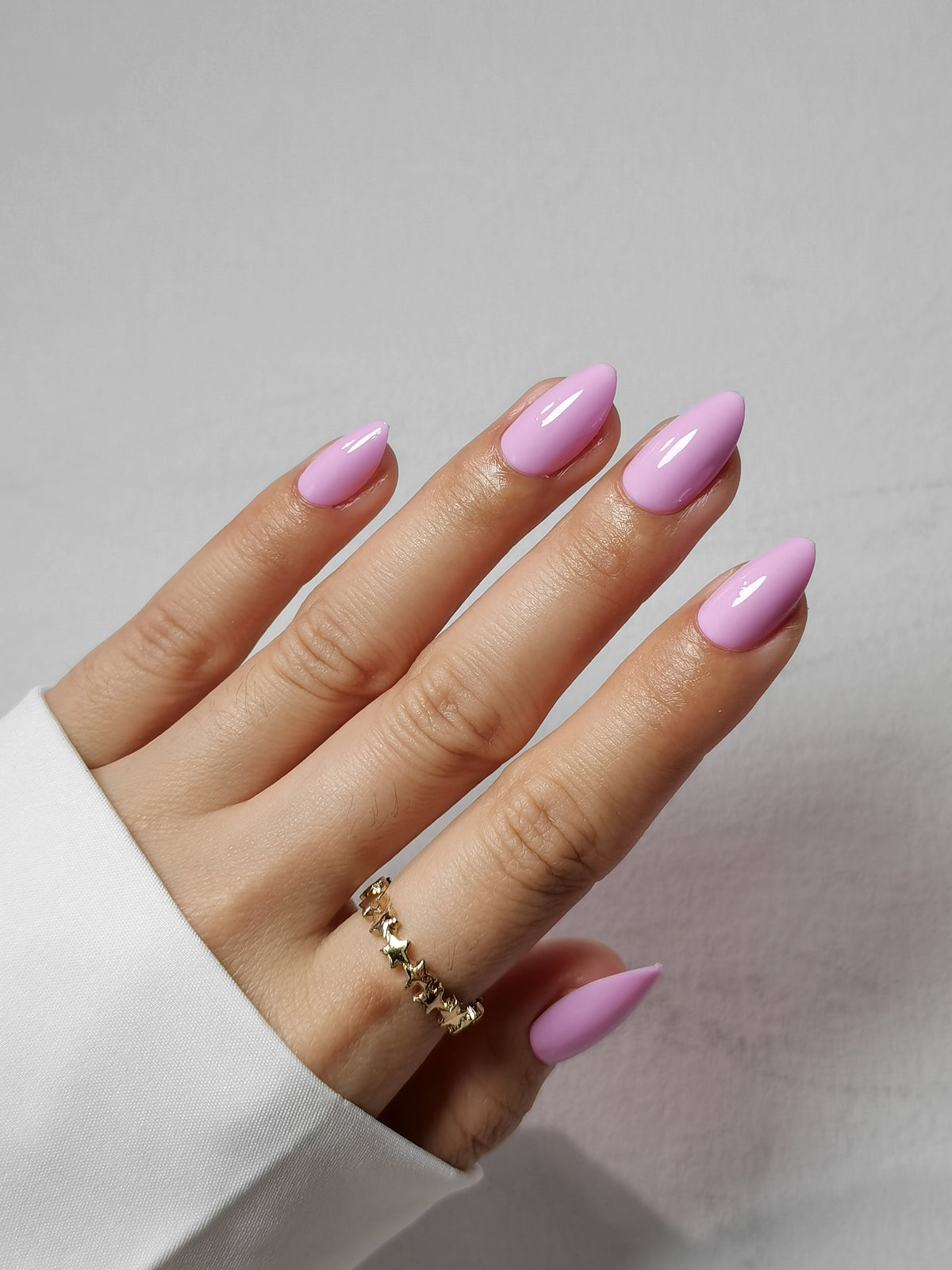 Youth Pink Brillo — Almendra corta vista en ángulo en la mano | SHANGMENG®