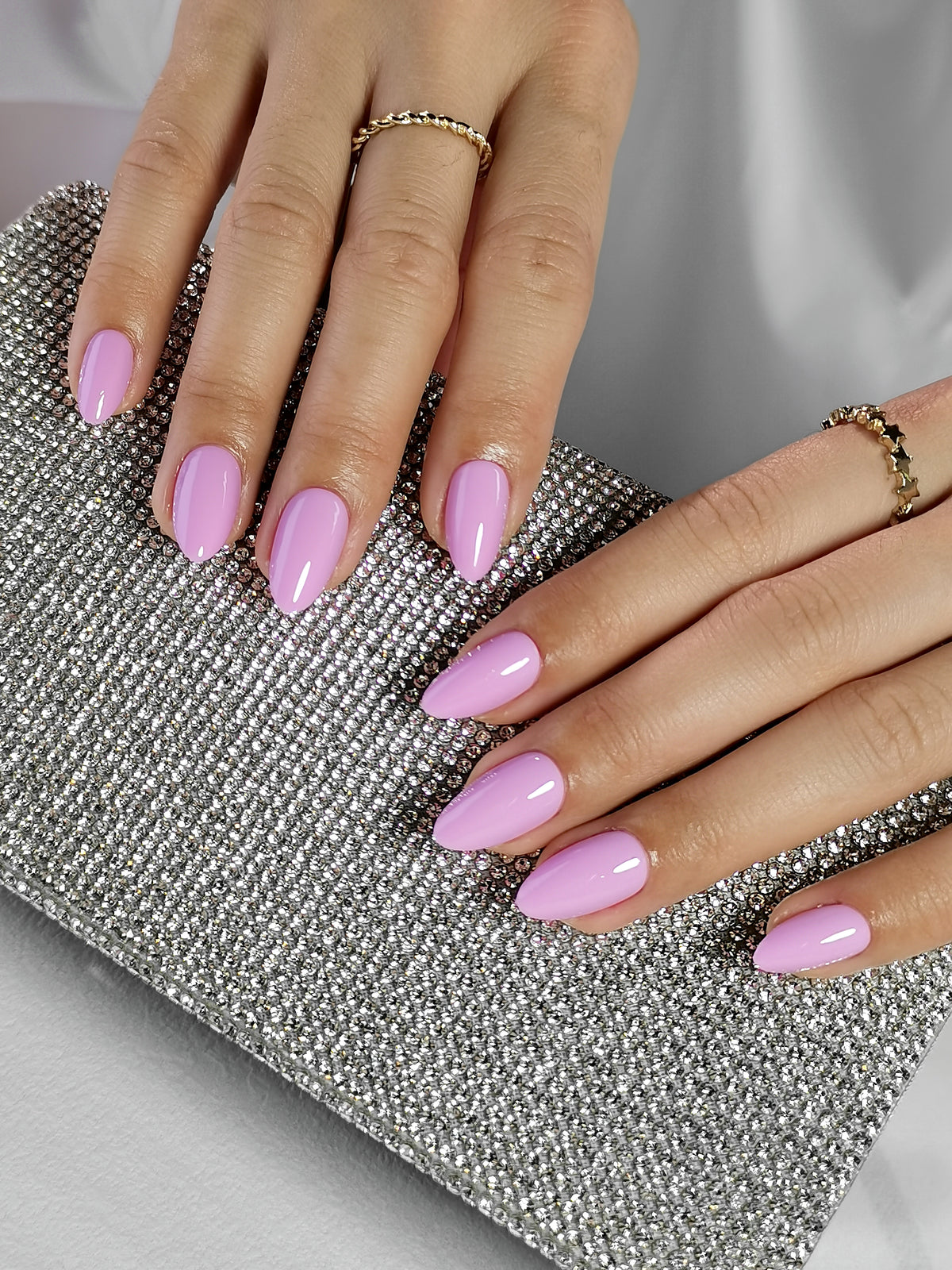 Youth Pink Brillo — Almendra corta en la mano, vista de ambas manos | SHANGMENG®