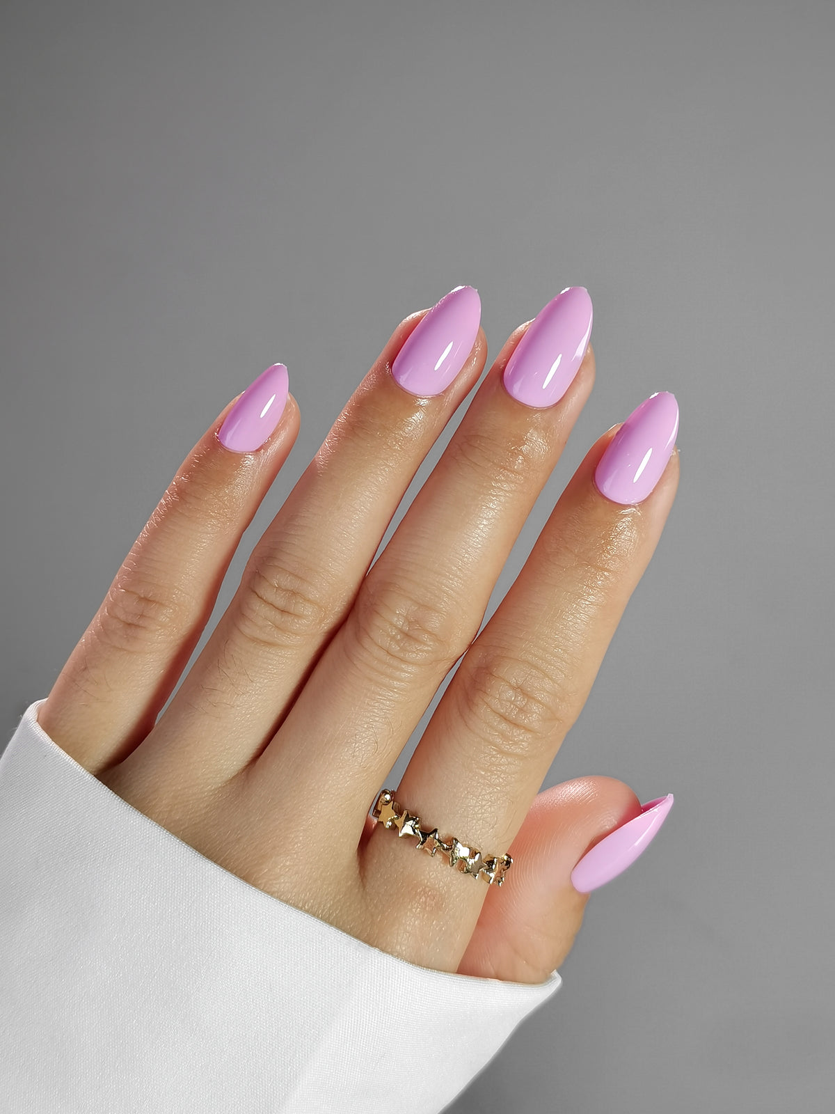 Youth Pink Brillo — Almendra corta, detalle en los dedos de la mano | SHANGMENG®
