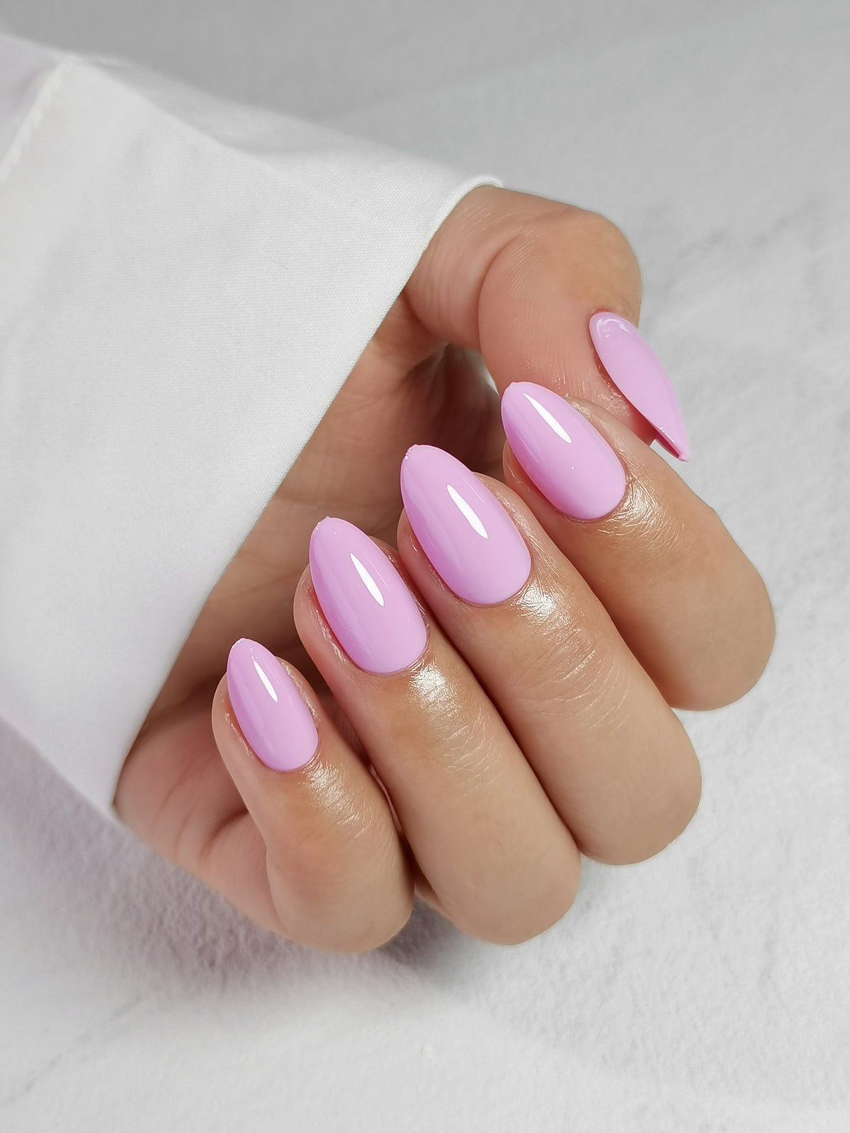 Youth Pink Brillo — Almendra corta en primer plano del acabado en la mano | SHANGMENG®