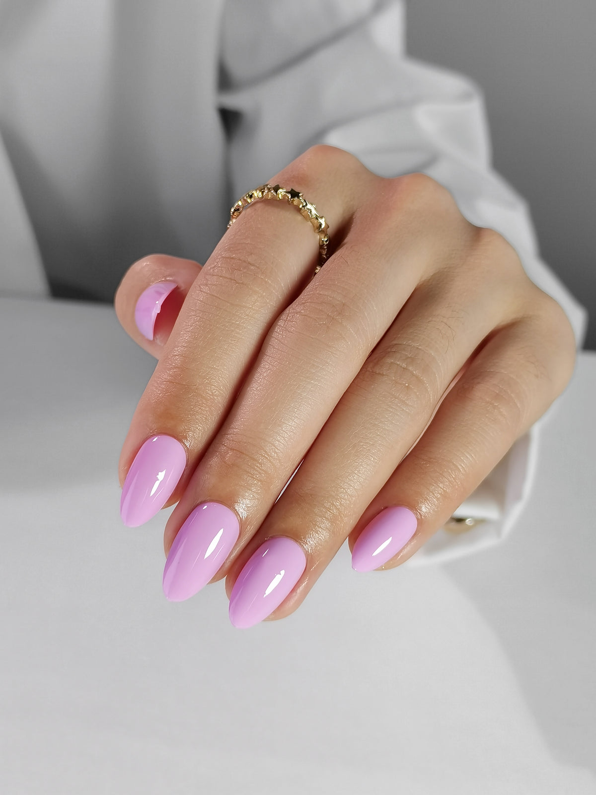 Youth Pink Brillo — Almendra corta en la mano, primer plano de la mano | SHANGMENG®