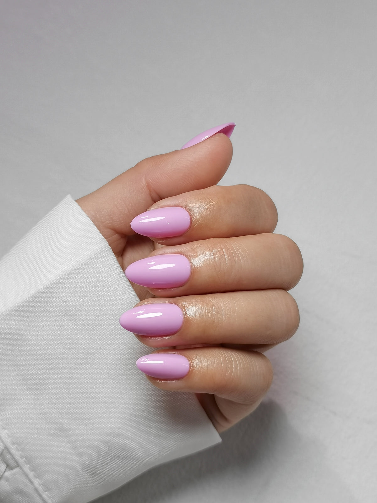 Youth Pink Brillo — Almendra corta en la mano, vista elevada | SHANGMENG®