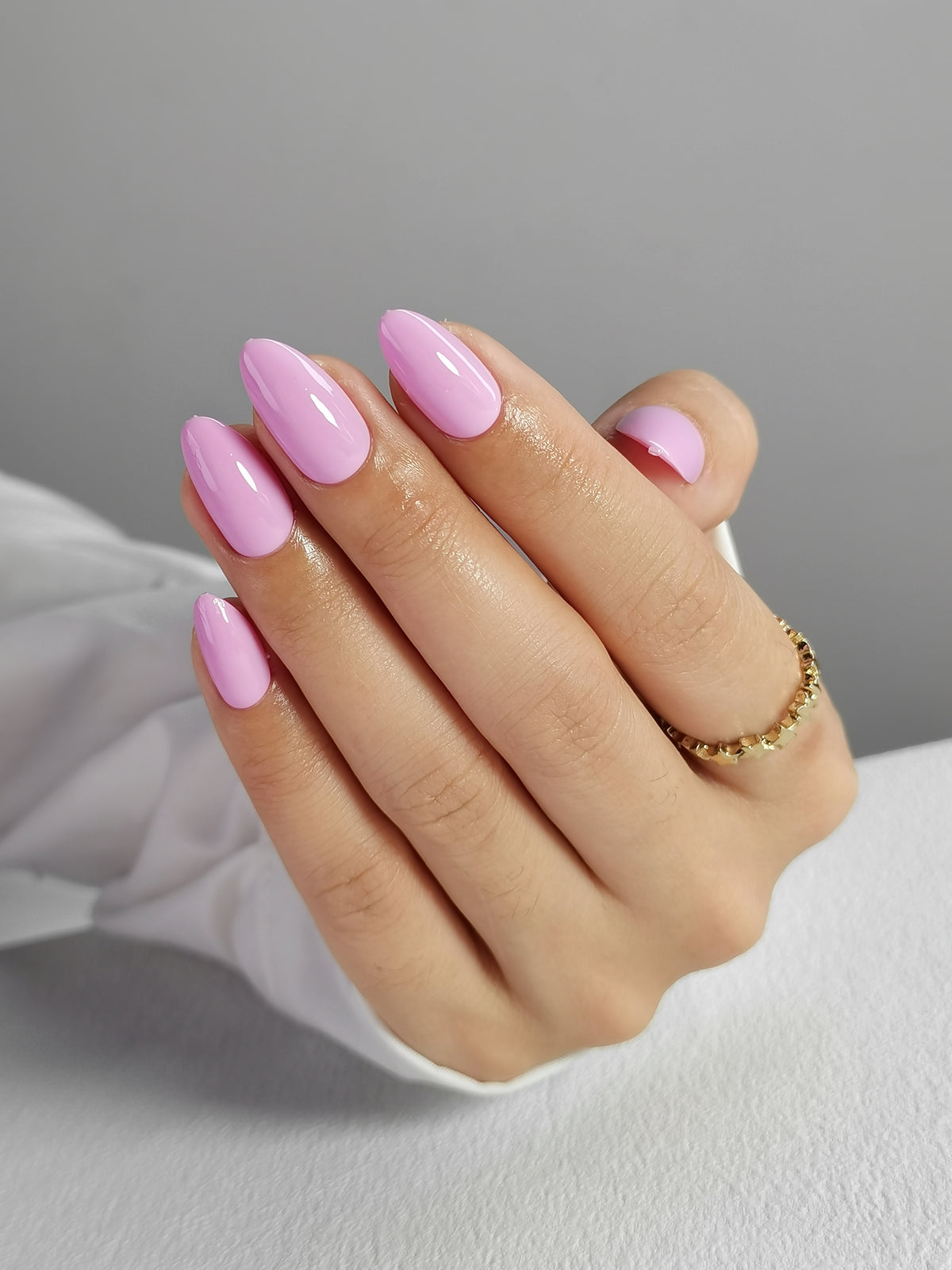 Youth Pink Brillo — Almendra corta en la mano, vista lateral en ángulo | SHANGMENG®