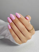 Youth Pink Brillo — Almendra corta en la mano, vista lateral en ángulo | SHANGMENG®